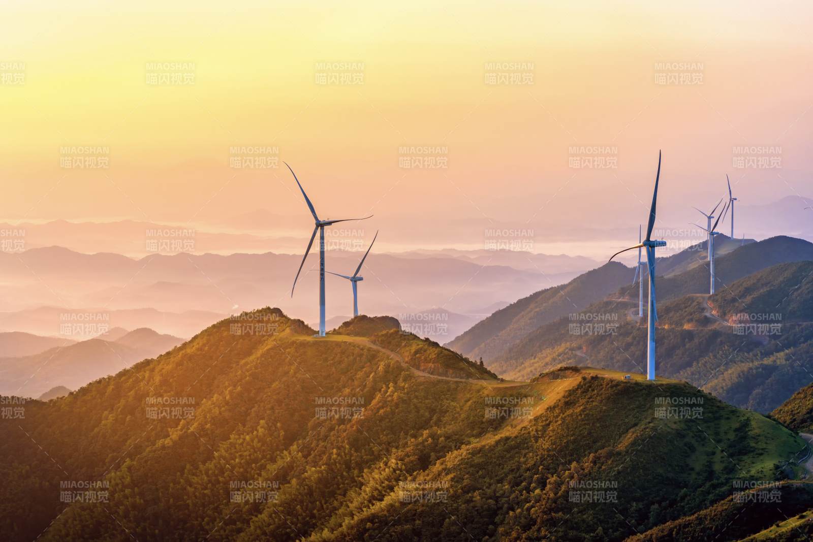 山巅风车迎晨曦图片
