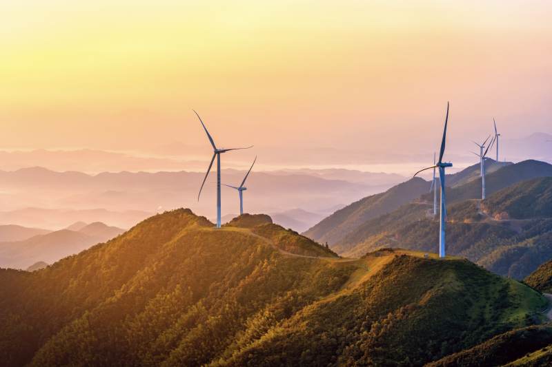 山巅风车迎晨曦图片