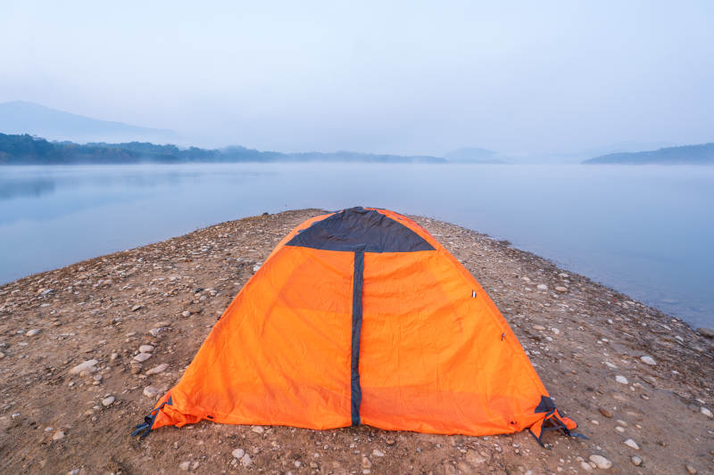 湖畔橙色帐篷图片