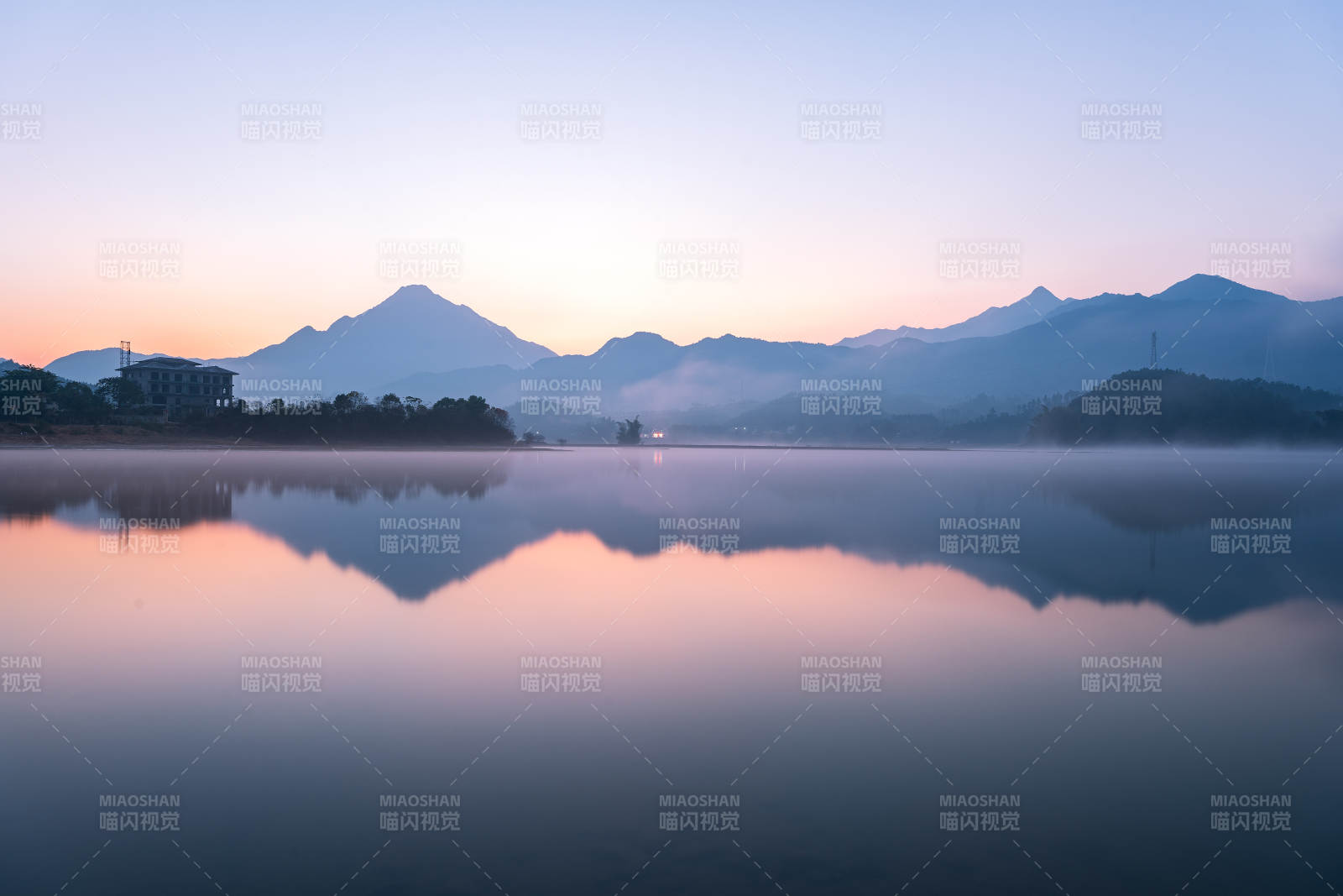 湖光山色映朝霞图片