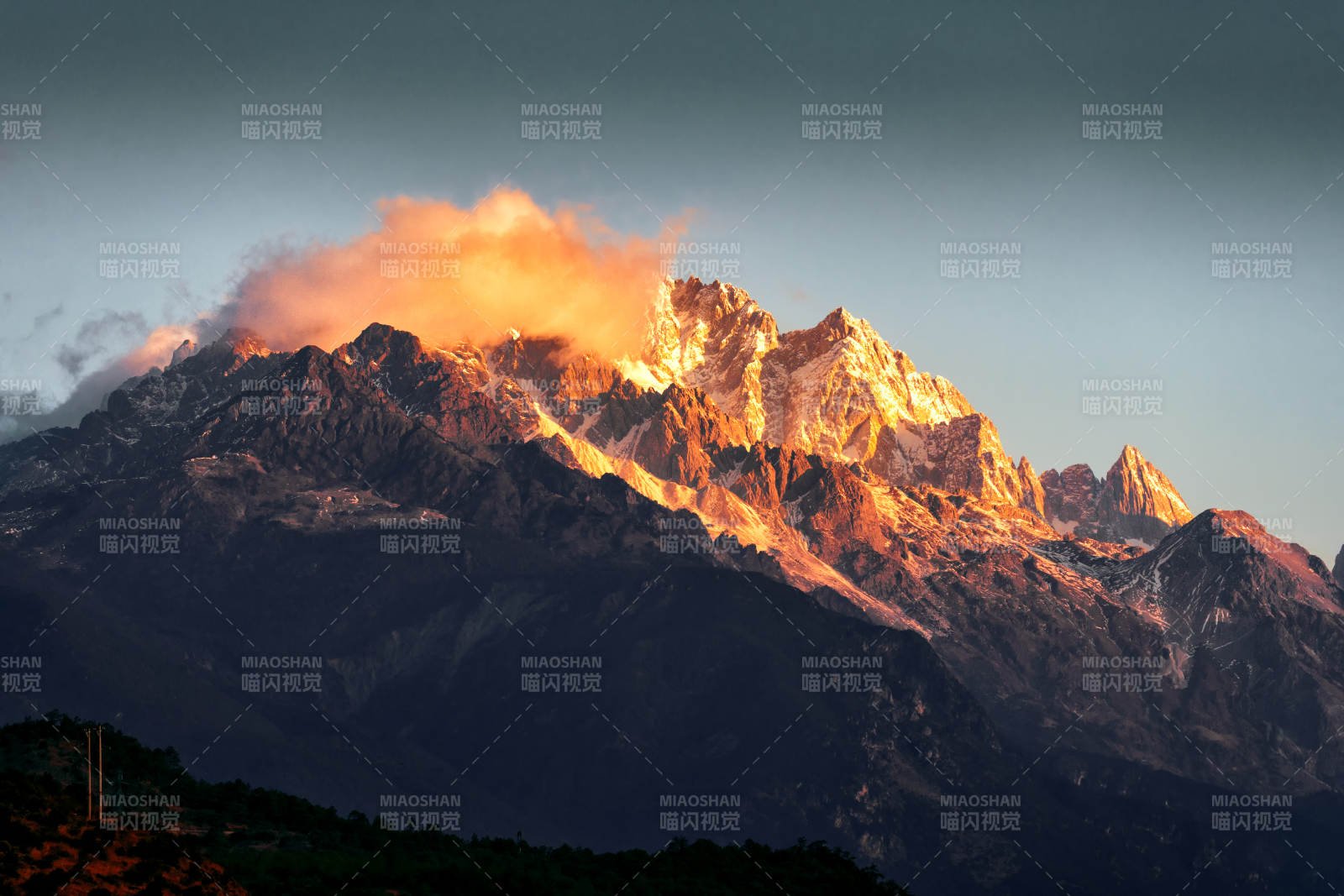 日照金山壮丽景色图片