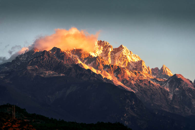 日照金山壮丽景色图片