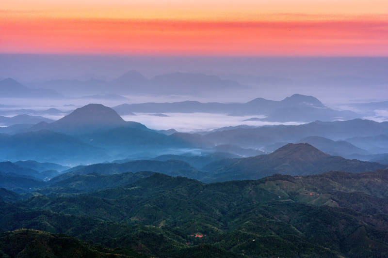 山峦叠翠映朝霞图片