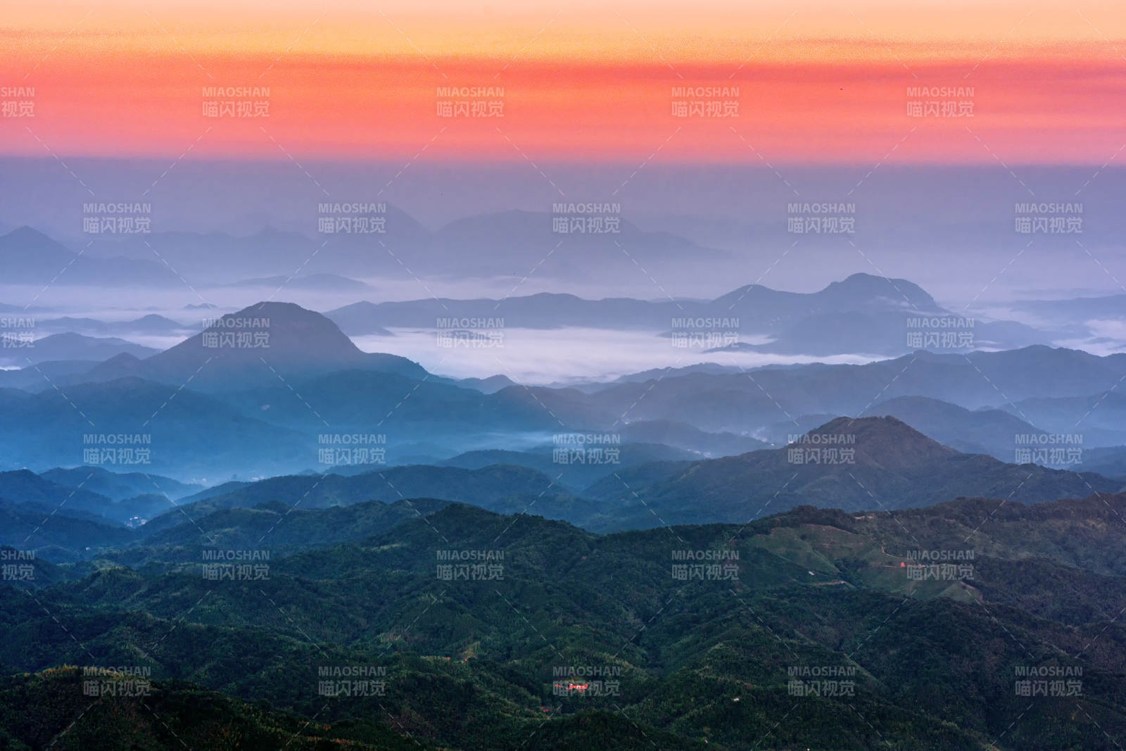 山峦叠翠映朝霞图片
