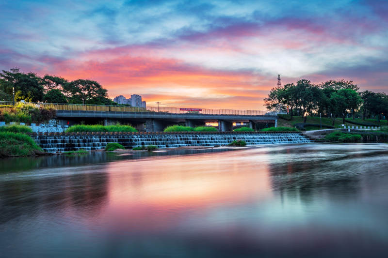 暮色河桥映彩霞图片