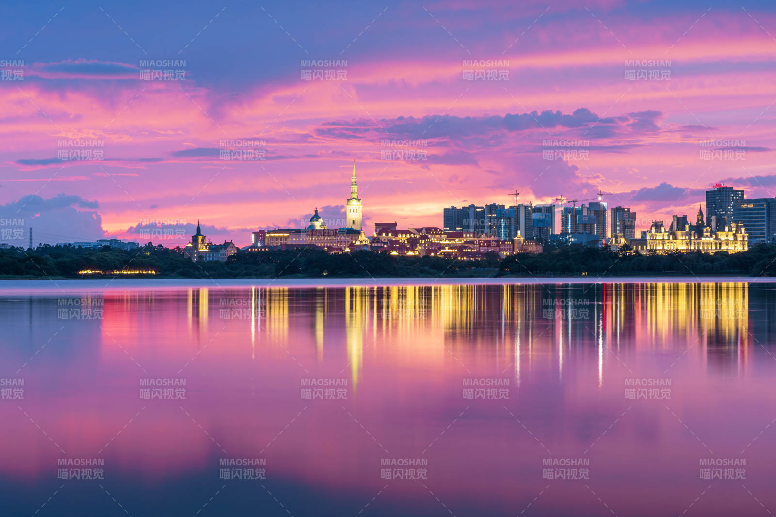 湖畔暮色映城辉图片