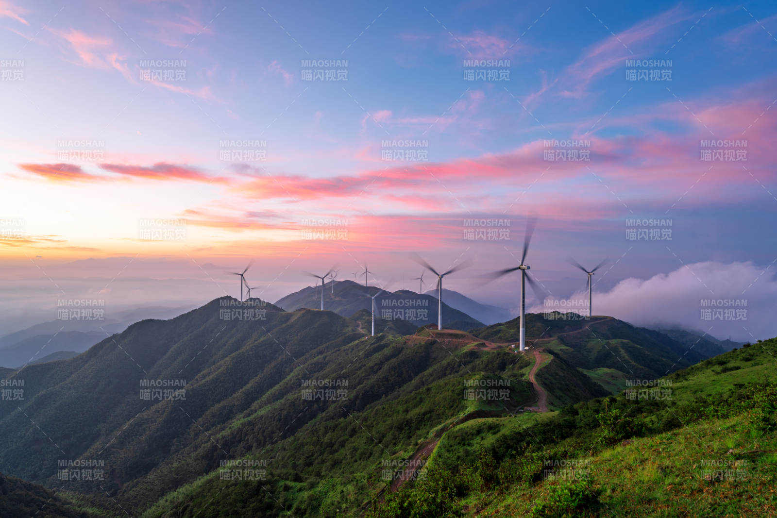 山巅风车迎朝霞图片