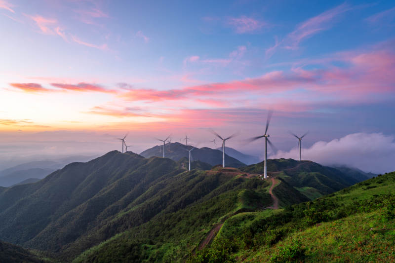 山巅风车迎朝霞图片