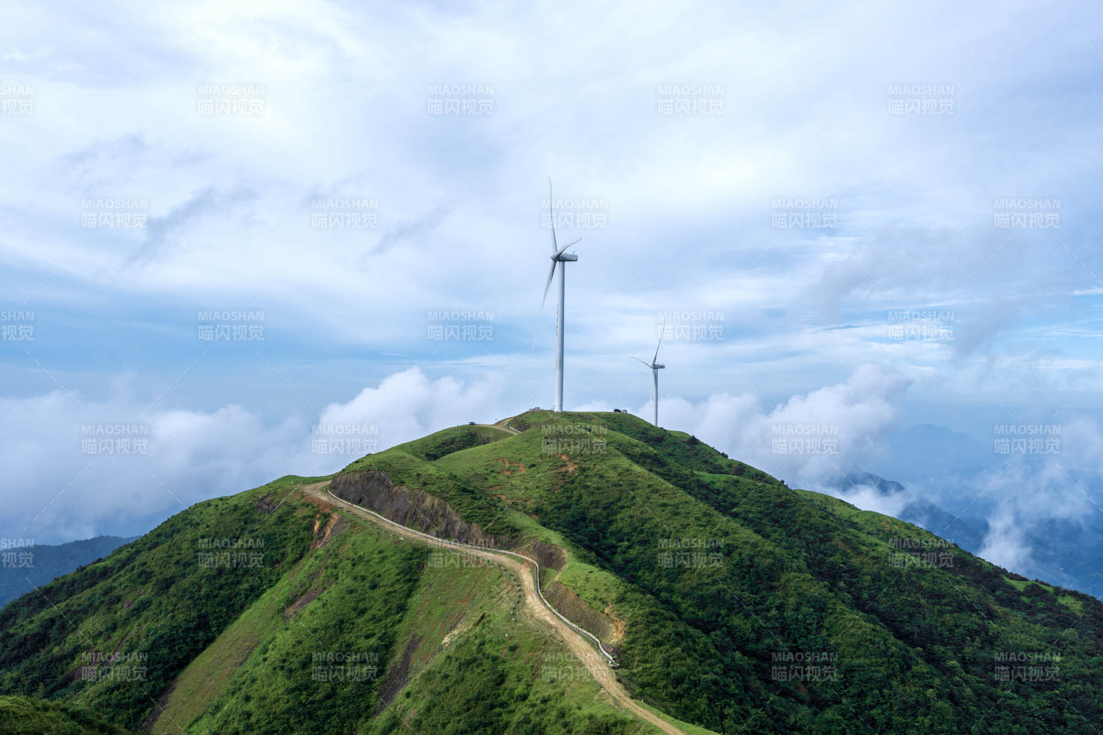 山巅风车云海图片