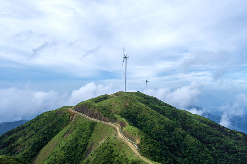 山巅风车云海图片