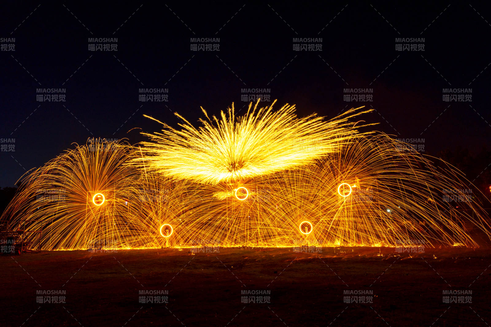 烟花绽放夜空图片