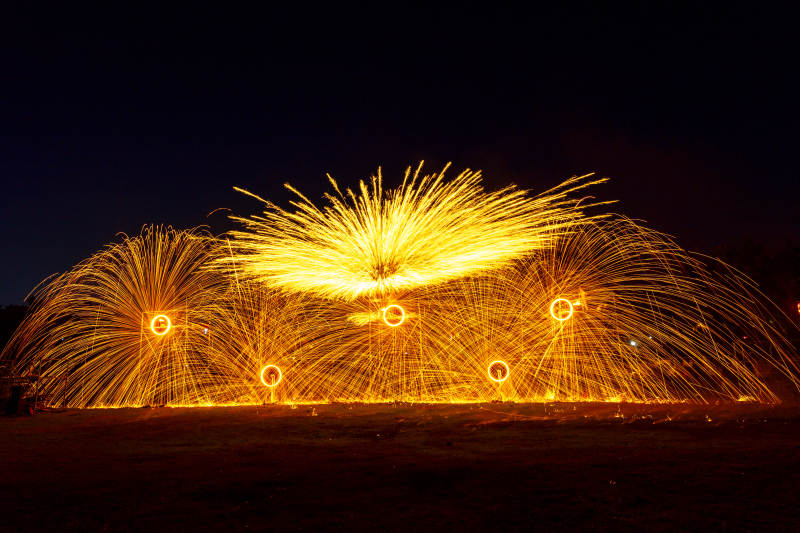 烟花绽放夜空图片