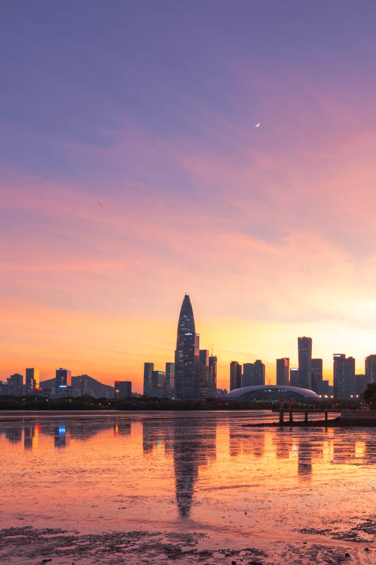 城市暮色倒影图片