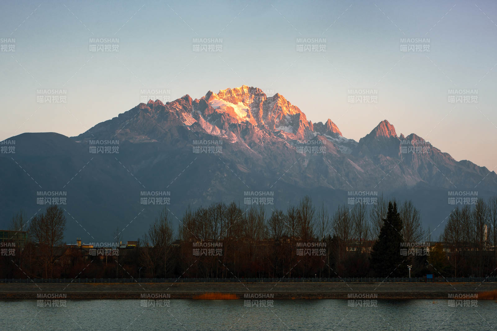 雪山映湖景图片
