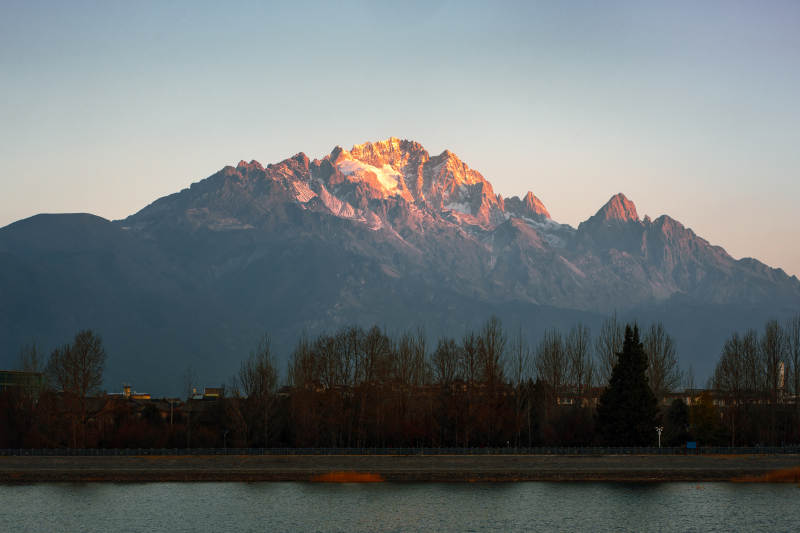 雪山映湖景图片